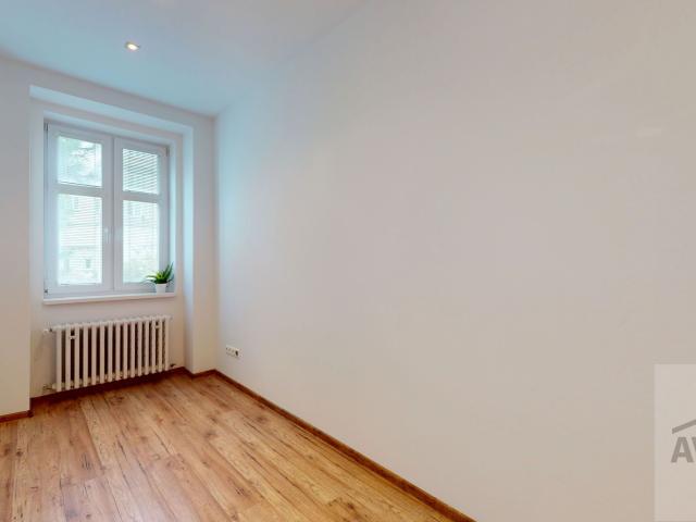 NOVINKA - Priestranný 3-izbový byt na Dobrovského ulici - krásny veľký vnútroblok, balkón a veľká pivnica