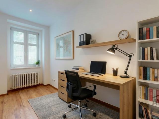 Exkluzívny 3-izbový byt s balkónom do súkromného vnútrobloku – Staré Mesto