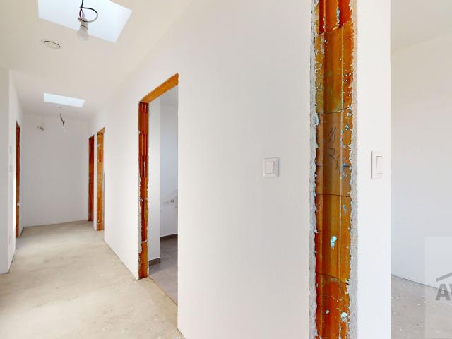 SKOLAUDOVANÝ -  5 izbový rodinný dom s dvomi kúpeľňami, krbom, rekuperáciou, nízke náklady