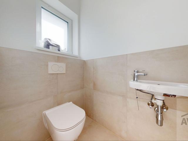 POSLEDNÝ - 4 izbový rodinný dom v tichej lokalite, vyhrievaná terasa, povala, parkovanie, dokončenie na kľúč