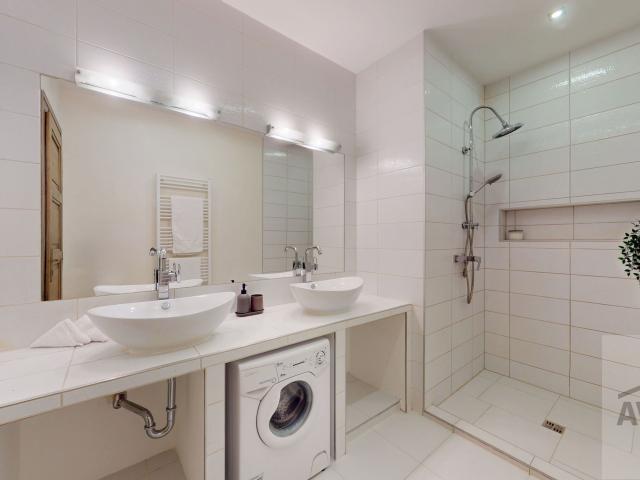 Exkluzívny 3-izbový byt s balkónom do súkromného vnútrobloku – Staré Mesto