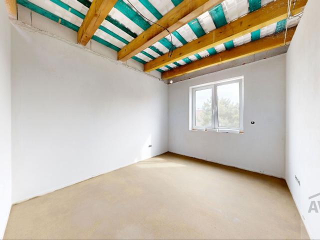 NOVINKA  - Priestranný 4 izbový rodinný dom, terasa, parkovanie, oplotenie v novej lokalite obce Zálesie