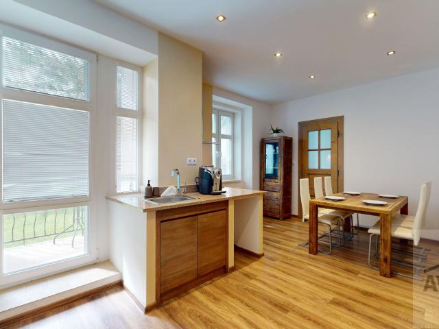 Exkluzívny 3-izbový byt s balkónom do súkromného vnútrobloku – Staré Mesto