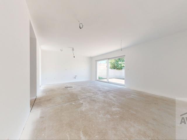 4 izbové rodinné domy s výbornou dispozíciou, štandardom, oplotením a záhradou na kľúč