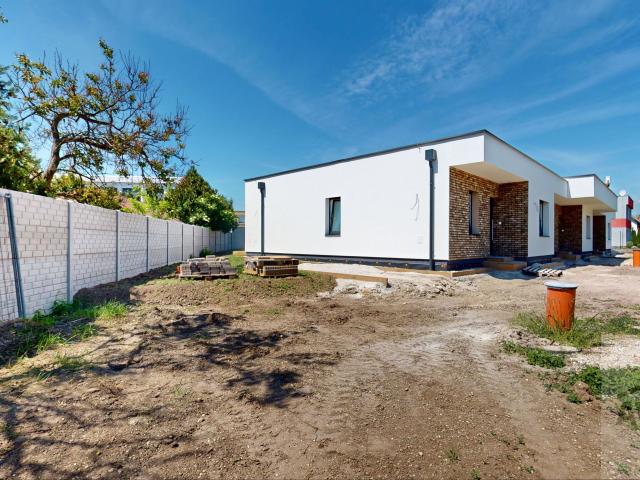 Dizajnový rodinný dom so záhradnou dokončením na kľúč, oplotenie, parkovanie a trasa