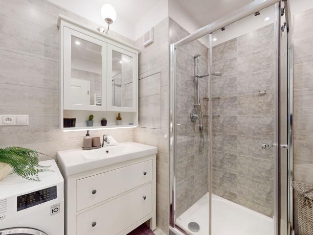 POCTIVÁ KOMPLETNÁ REKONŠTRUKCIA | TROJIZBOVÝ BYT S LOGGIOU A PIVNICOU VO VÝBORNEJ LOKALITE