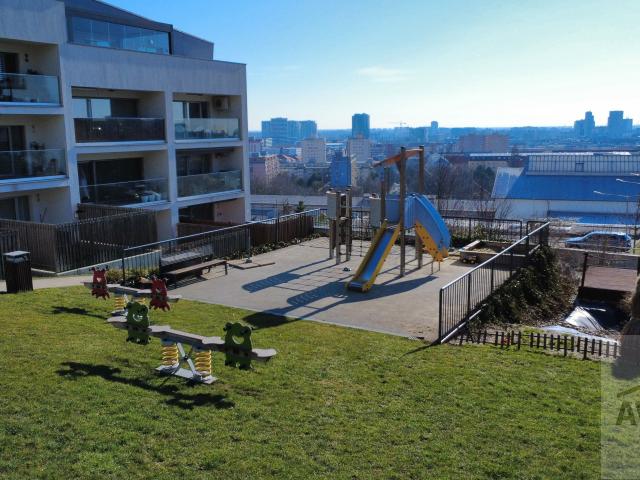 Prémiový byt na Kolibe: 247 m² celkovej plochy s terasou a jacuzzi v uzavretom rezidenčnom areáli