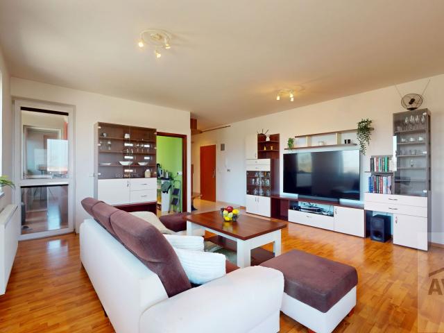 RAJKA! - 2,5 izbový byt so šatníkom, parkovacím miestom a 3x balkón