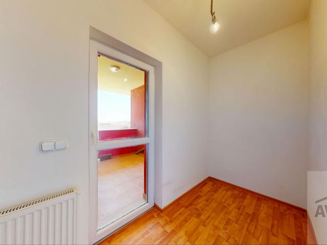NOVÁ CENA! - 2,5 izbový byt so šatníkom, parkovacím miestom a 3x balkón