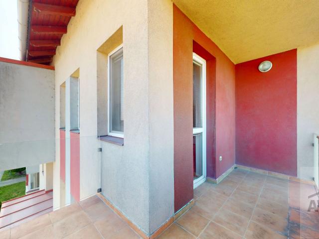 NOVÁ CENA!  - 2,5 izbový byt so šatníkom, parkovacím miestom a 3x balkón