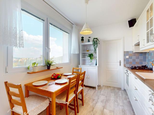 REZERVOVANÉ | Zrekonštruovaný a vkusný byt v príjemnom prostredí - loggia, pivnica, kočikáreň 