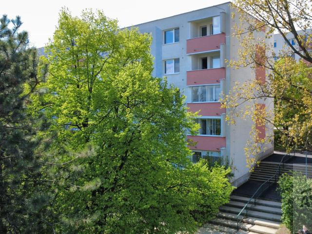 NOVINKA - Kompletne zrekonštruovaný 3 izb. byt v pokojnom prostredí - loggia, pivnica, kočíkáreň