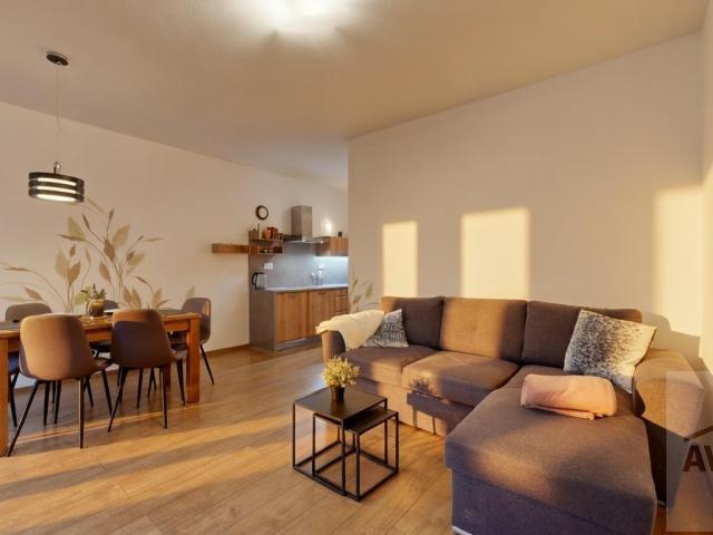 PREDAJ - Trojizbový apartmán v stredisku Trangoška s parkovacím miestom, balkónom a skrinkou v lyžiarni