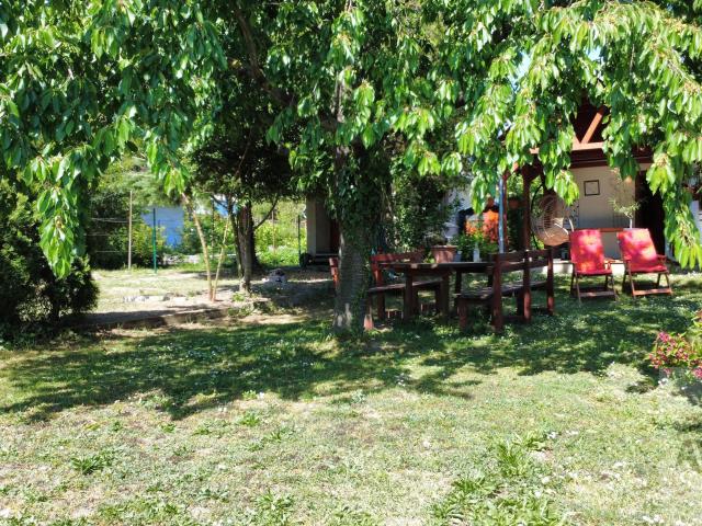  PREDAJ | Bratislava, Rusovce - Rekreačná chata vo výbornej lokalite