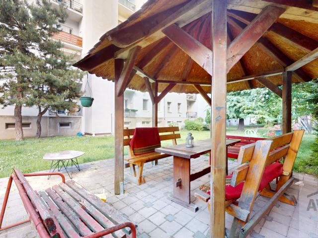 Výnimočný 3-izbový byt na Dobrovského ulici | krásny vnútroblok, veľká pivnica a balkón - Staré Mesto