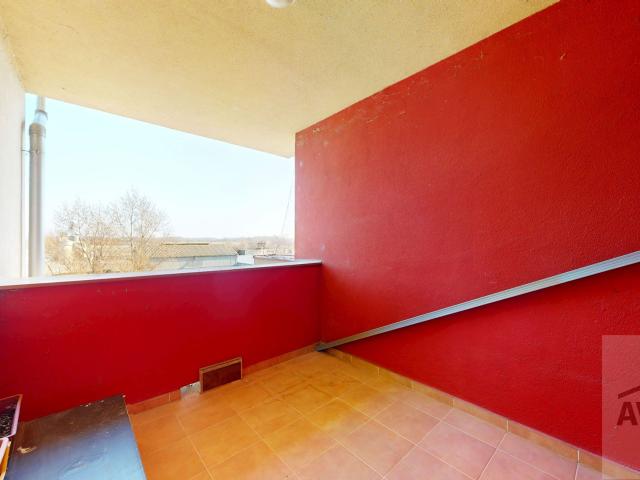 NOVÁ CENA! - 2,5 izbový byt so šatníkom, parkovacím miestom a 3x balkón