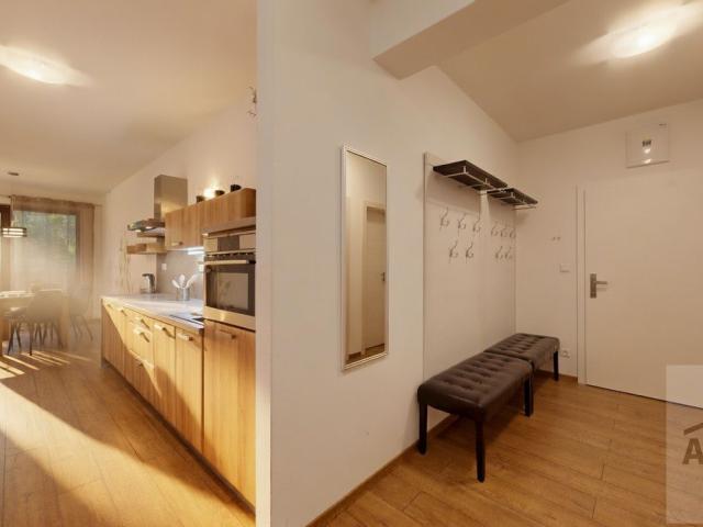 PREDAJ - Trojizbový apartmán v stredisku Trangoška s parkovacím miestom, balkónom a skrinkou v lyžiarni