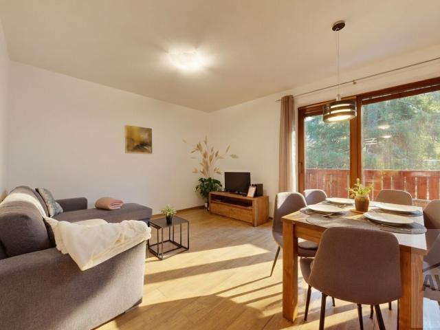 PREDAJ - Trojizbový apartmán v stredisku Trangoška s parkovacím miestom, balkónom a skrinkou v lyžiarni
