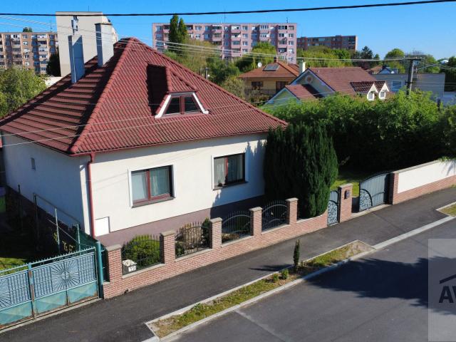 NOVINKA - Zrekonštruovaný 4,5 izbový rodinný dom v blízkosti centra Žitnoostrovská ul.