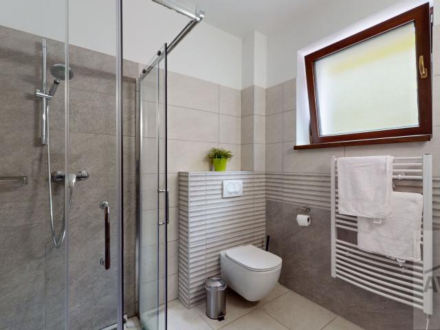 PREDAJ - Trojizbový apartmán v stredisku Trangoška s parkovacím miestom, balkónom a skrinkou v lyžiarni