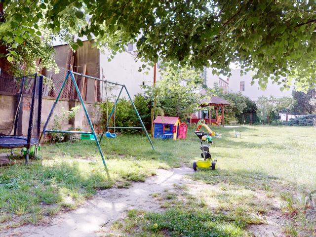 Výnimočný 3-izbový byt na Dobrovského ulici | krásny vnútroblok, veľká pivnica a balkón - Staré Mesto