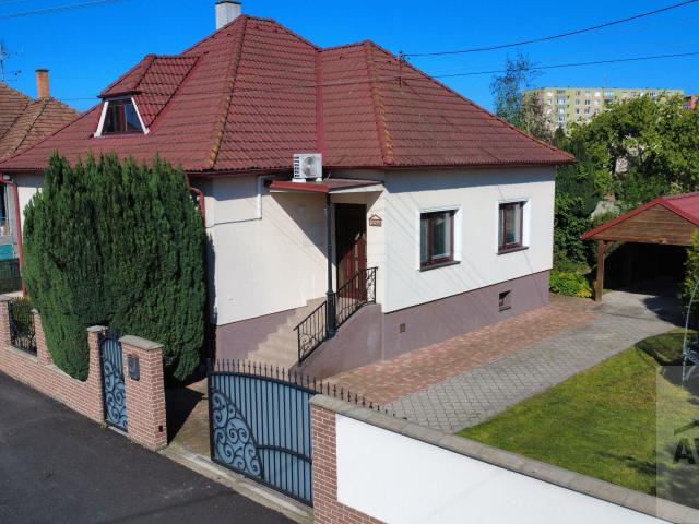 NOVINKA - Zrekonštruovaný 4,5 izbový rodinný dom v blízkosti centra Žitnoostrovská ul.