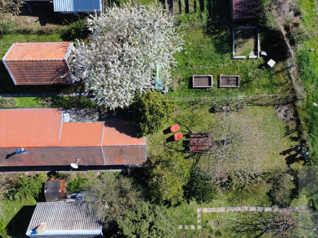 Príjemná chata (2013) v centre Rusoviec s celoročným využitím - terasa, kompletné zariadenie, inžinierske siete na pozemku