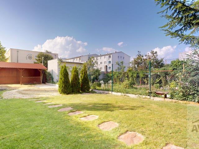 Prémiovo zariadený byt s vlastnou záhradou, garážou a balkónom v centre Galanty