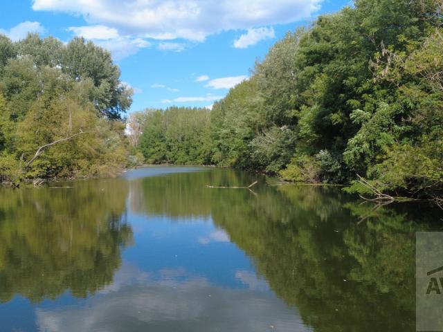 Záhrada (816 m²) pri Malom Dunaji v Malinove s chatkou, altánkom a studňou