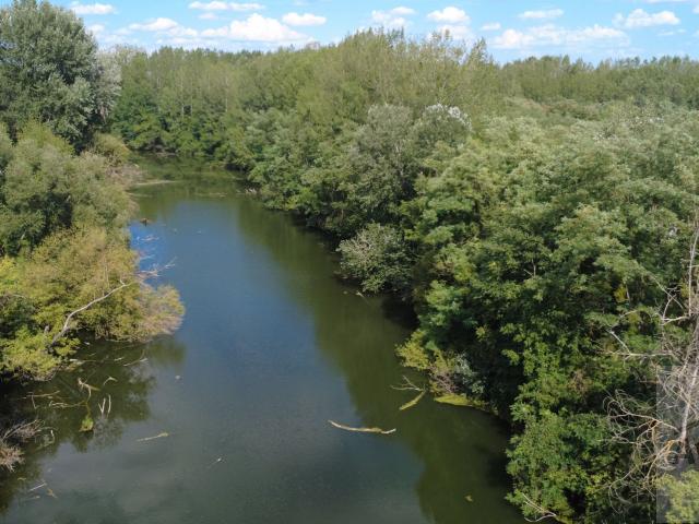 Záhrada (816 m²) pri Malom Dunaji v Malinove s chatkou, altánkom a studňou
