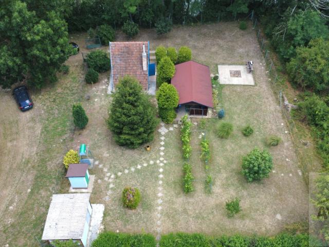 Záhrada (816 m²) pri Malom Dunaji v Malinove s chatkou, altánkom a studňou