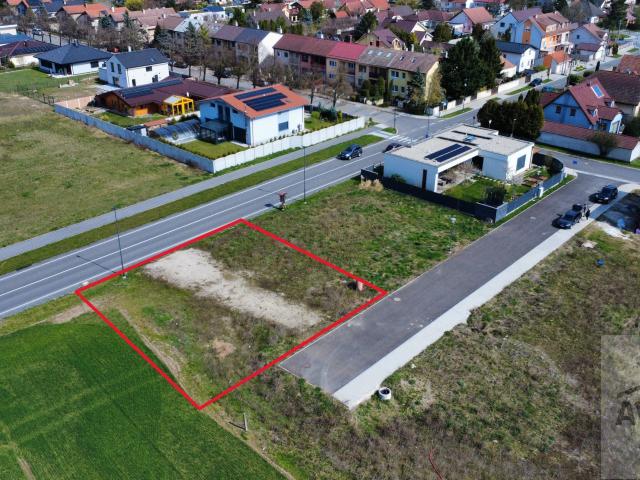 Stavebný pozemok 522 m² v Čunove – Zichyho tabla, všetky IS a aktuálna ÚPI