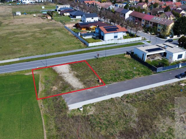 Stavebný pozemok 522 m² v Čunove – Zichyho tabla, všetky IS a aktuálna ÚPI