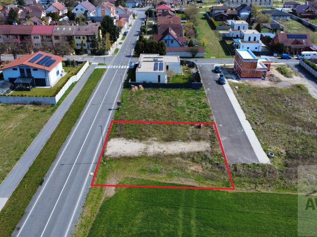 Stavebný pozemok 522 m² v Čunove – Zichyho tabla, všetky IS a aktuálna ÚPI