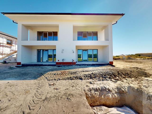 Perfektné 3 izbové byt s vlastným pozemkom, parkovaním, terasou a oplotením v cene