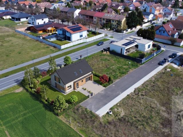 Stavebný pozemok 522 m² v Čunove – Zichyho tabla, všetky IS a aktuálna ÚPI