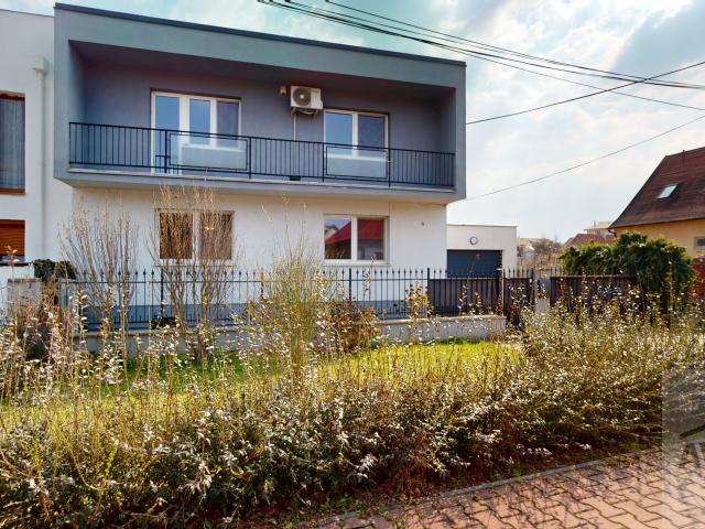 NOVÁ CENA - slnečný  5 izbový rodinný dom s garážou po rekonštrukcii