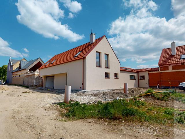 Veľkorysý rodinný dom s piatimi izbami, troma kúpeľňami, množstvom úložného priestoru a mnohým iným
