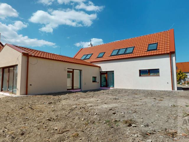 AVE estate | Veľký rodinný dom oproti areálu rusovského kaštieľa 