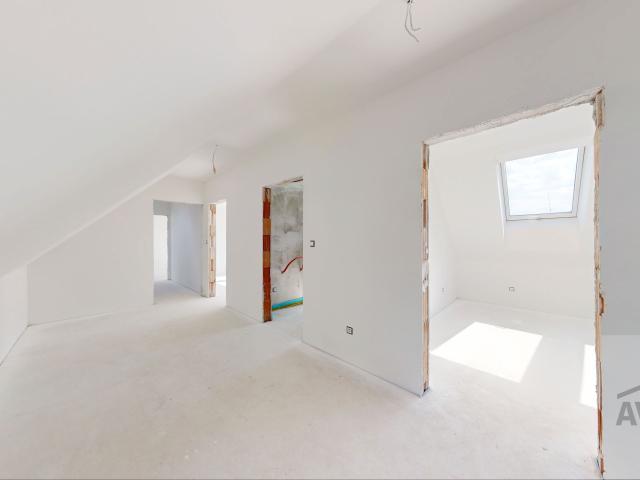 Veľkorysý rodinný dom s piatimi izbami, troma kúpeľňami, množstvom úložného priestoru a mnohým iným