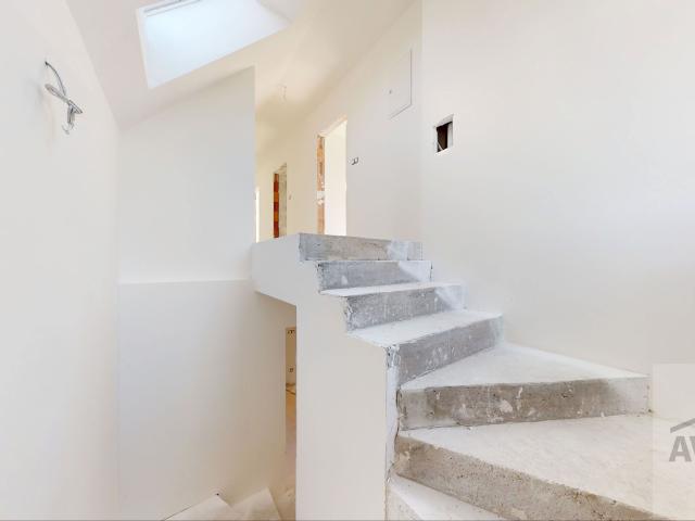 Veľkorysý 5-izbový rodinný dom s dvojgarážou | Rusovce | 210 m² | uzavretý areál
