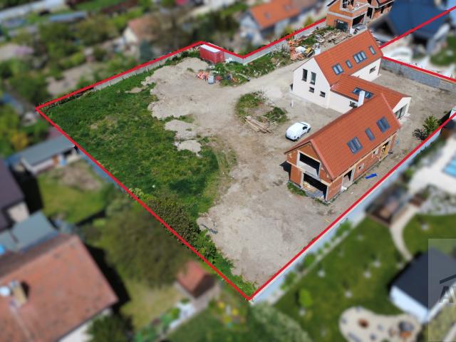 Veľkorysý rodinný dom s piatimi izbami, troma kúpeľňami, množstvom úložného priestoru a mnohým iným