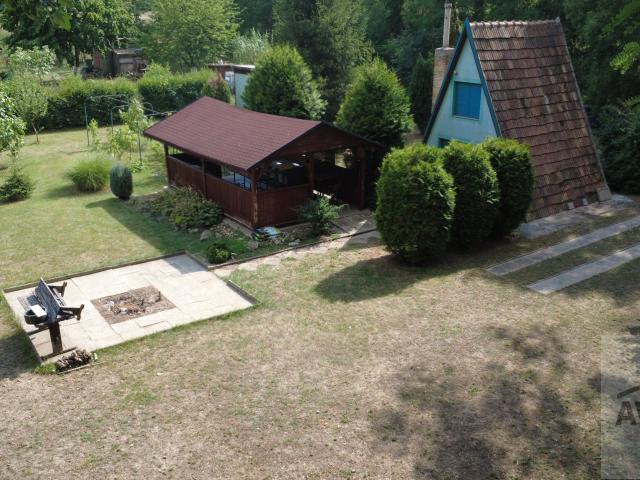Záhrada (816 m²) pri Malom Dunaji v Malinove s chatkou, altánkom a studňou