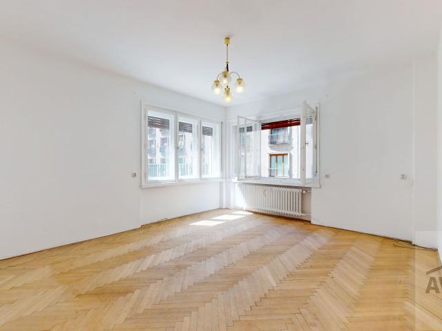 NOVÁ CENA | 4-izbový byt s charakterom a 50 m² terasou v historickom centre Bratislavy