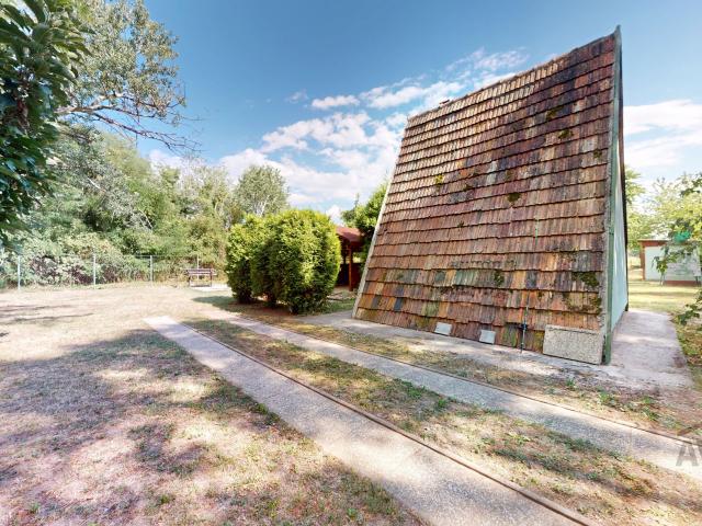 Záhrada (816 m²) pri Malom Dunaji v Malinove s chatkou, altánkom a studňou