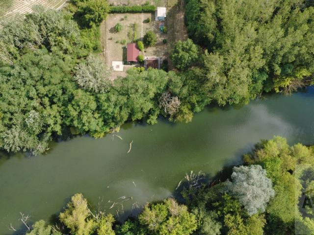 Záhrada (816 m²) pri Malom Dunaji v Malinove s chatkou, altánkom a studňou