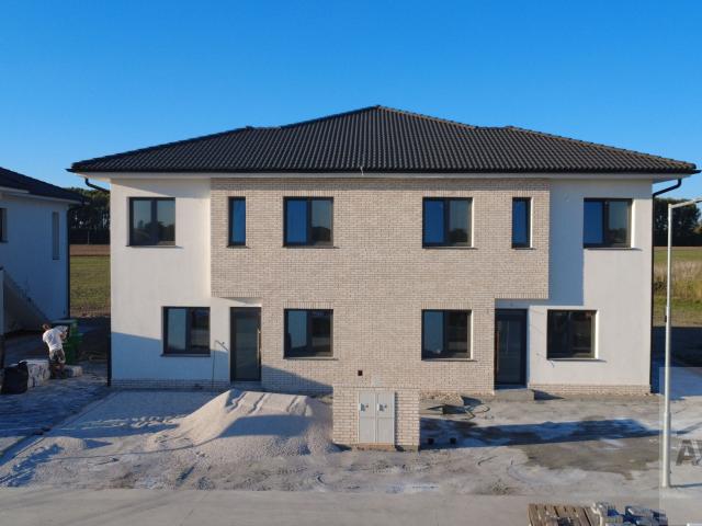 Novostavba | Priestranný 3 izbový byt so záhradou, parkovaním, úložným priestorom a krásnym výhľadom