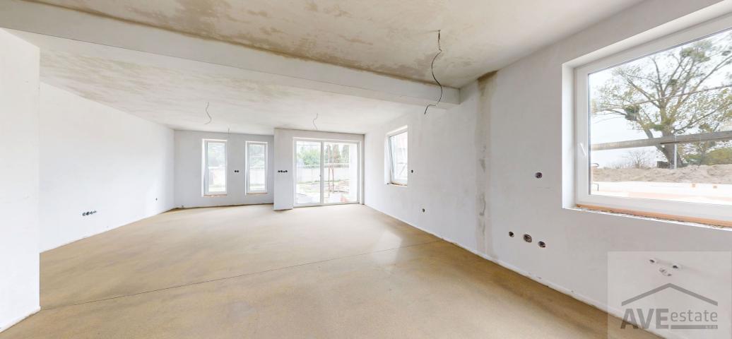 NOVINKA  - Priestranný 4 izbový rodinný dom, terasa, parkovanie, oplotenie v novej lokalite obce Zálesie