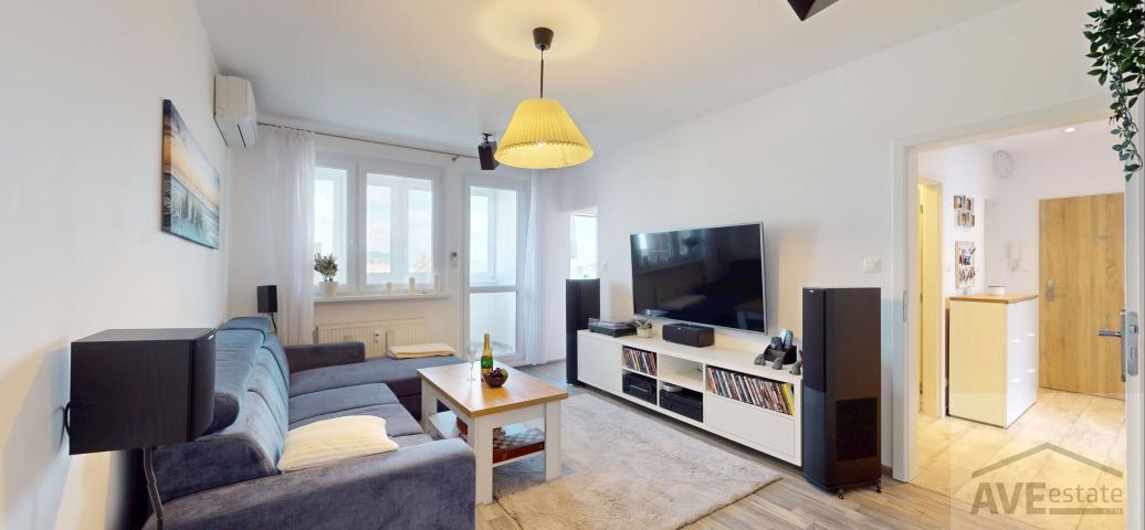 Hrejivý a poctivo kompletne zrekonštruovaný byt vo výbornej lokalite - loggia, pivnica, kočíkáreň