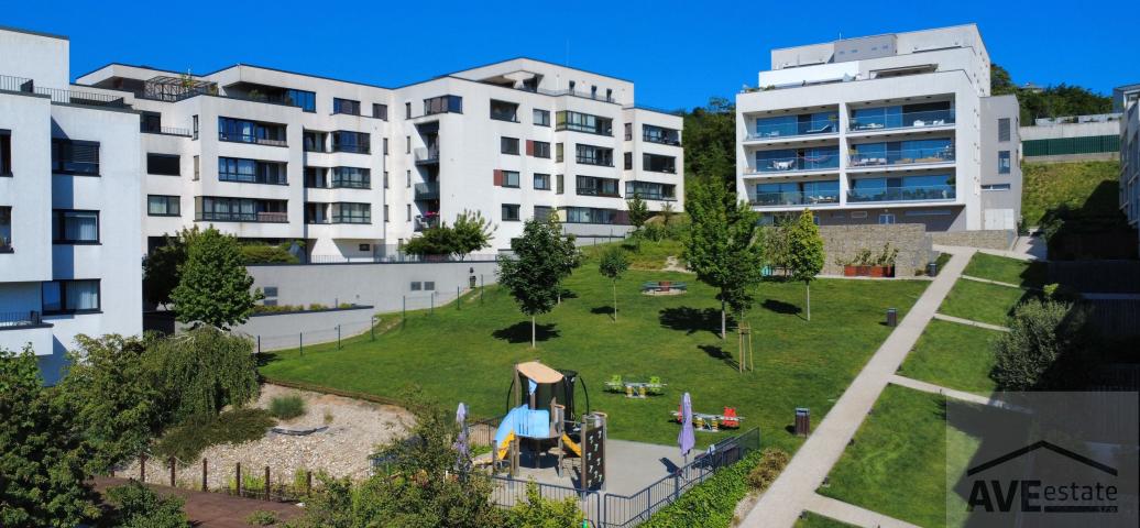 Dizajnový byt (247 m²) v uzavretom areáli na Kolibe - tri terasy, parkovacie miesta, garáž a veľká pivnica